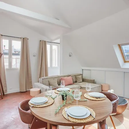 Montaigne George V By Prestige * Paris