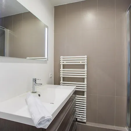 Montaigne George V By Prestige * Paris